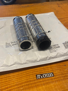 Accutronix Knurled Diamond 1" Handlebar Grips for 1980-22 Harley Touring Softail