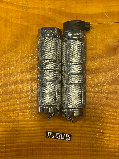 Accutronix Knurled Diamond 1" Handlebar Grips for 1980-22 Harley Touring Softail