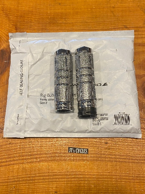 Accutronix Knurled Diamond 1" Handlebar Grips for 1980-22 Harley Touring Softail