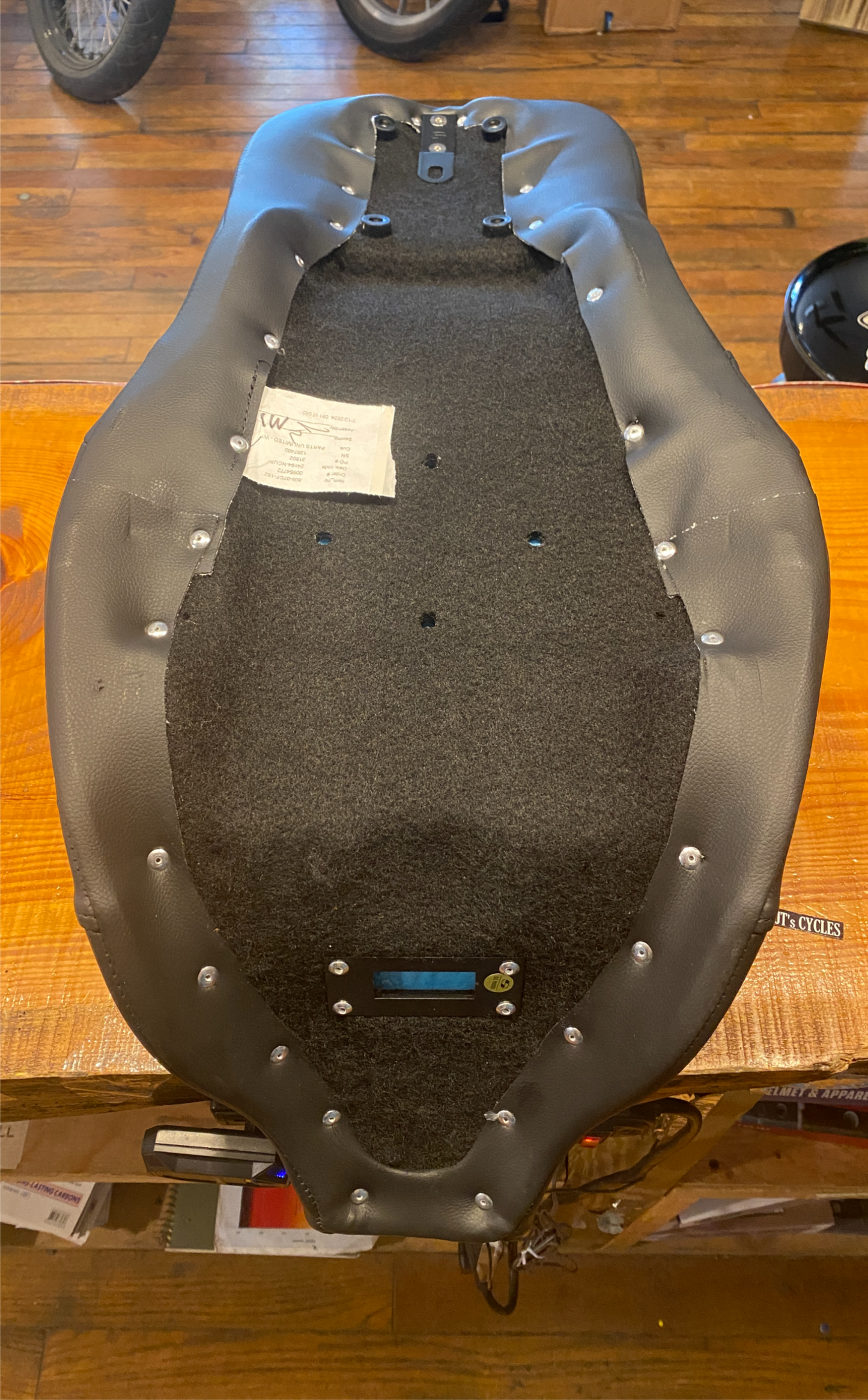 Saddlemen Roadsofa Carbon Lattice Gelcore Seat for 2008-2024 Harley Touring