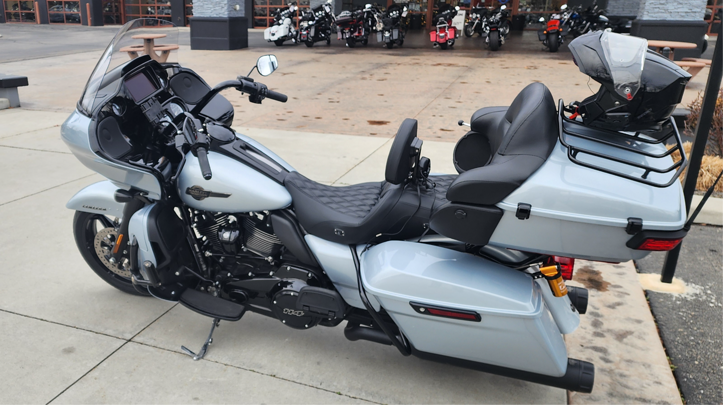 Saddlemen Roadsofa Carbon Lattice Heated Seat w/ Backrest 2008-25 Harley Touring
