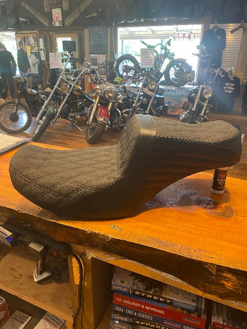 Le Pera Tailwhip Diamond Grip Seat 2023-2025 Harley Touring Road Street Glide