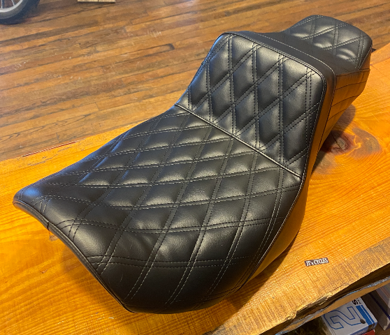 Le Pera Tailwhip Daddy Long Legs Seat for 2023-2026 Harley Touring Road Glide