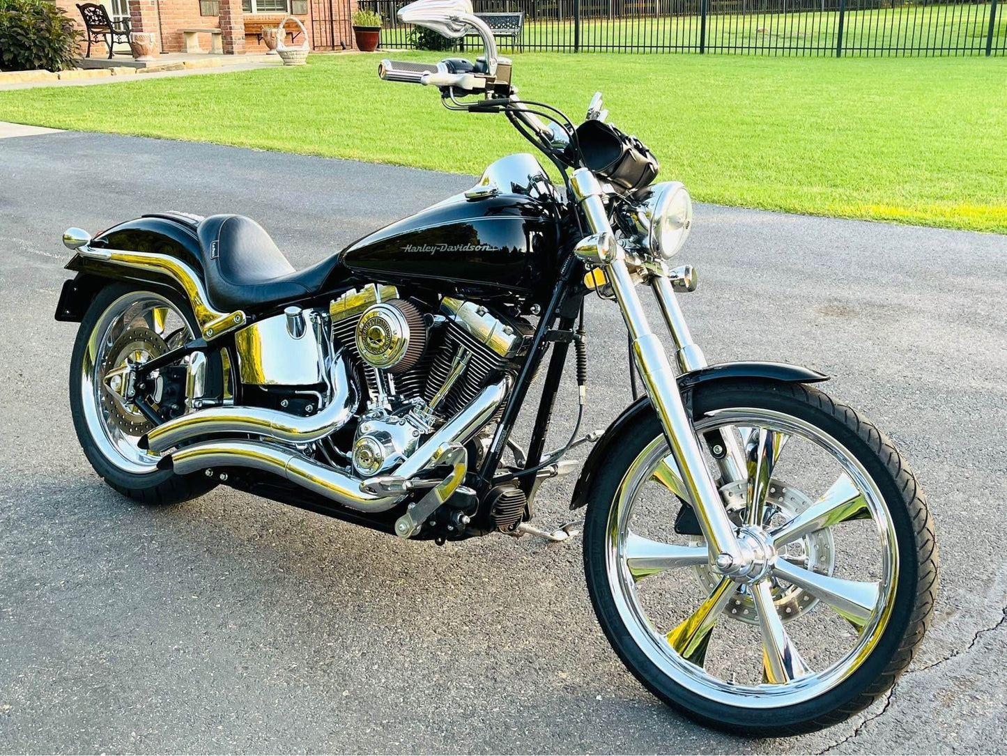 Le Pera Silhouette Smooth Solo Seat fits 2000-2007 Harley Softail Deuce FXSTD