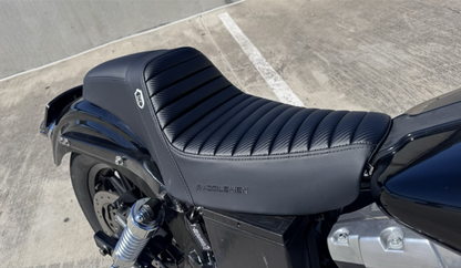 Saddlemen Pro Series SDC Carbon Tuck n Roll Gel Seat for 1996-2003 Harley Dyna
